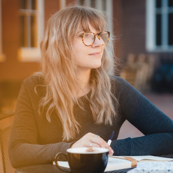 Meet your Posher, Hillary - Picture 1 of 2